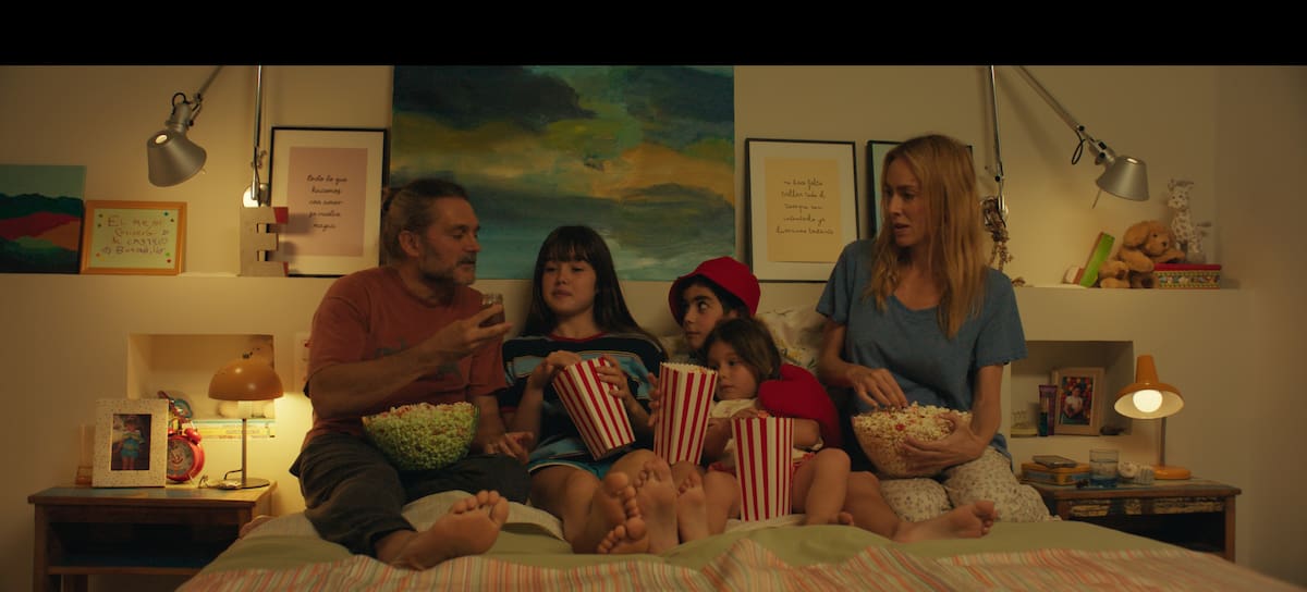 La familia de 'Tres de más'. / Warner España