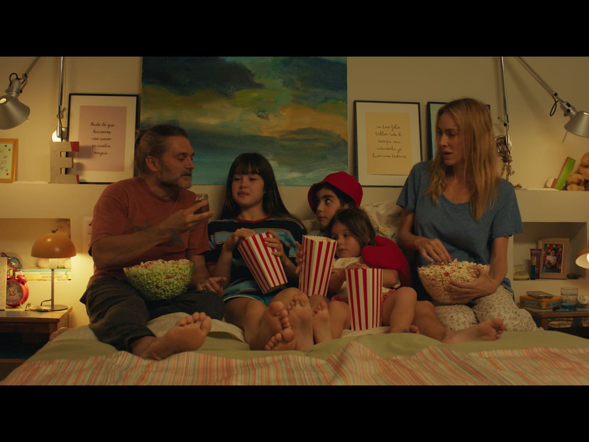 5 Razones para ver 'Tres de más', la comedia familiar del verano con Kira Miró y Salva Reina