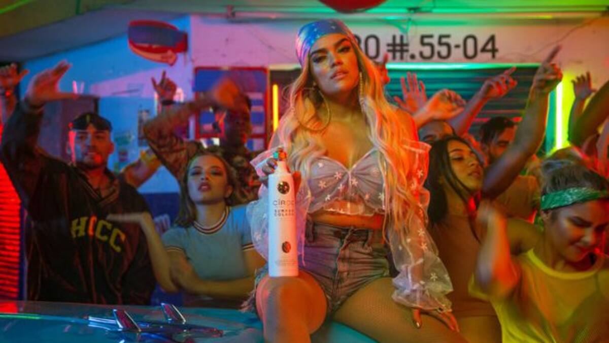 Karol G quiere seducirnos con el tema 'Mi cama'