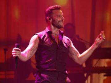 Ricky Martin se desnuda completamente para anunciar gira