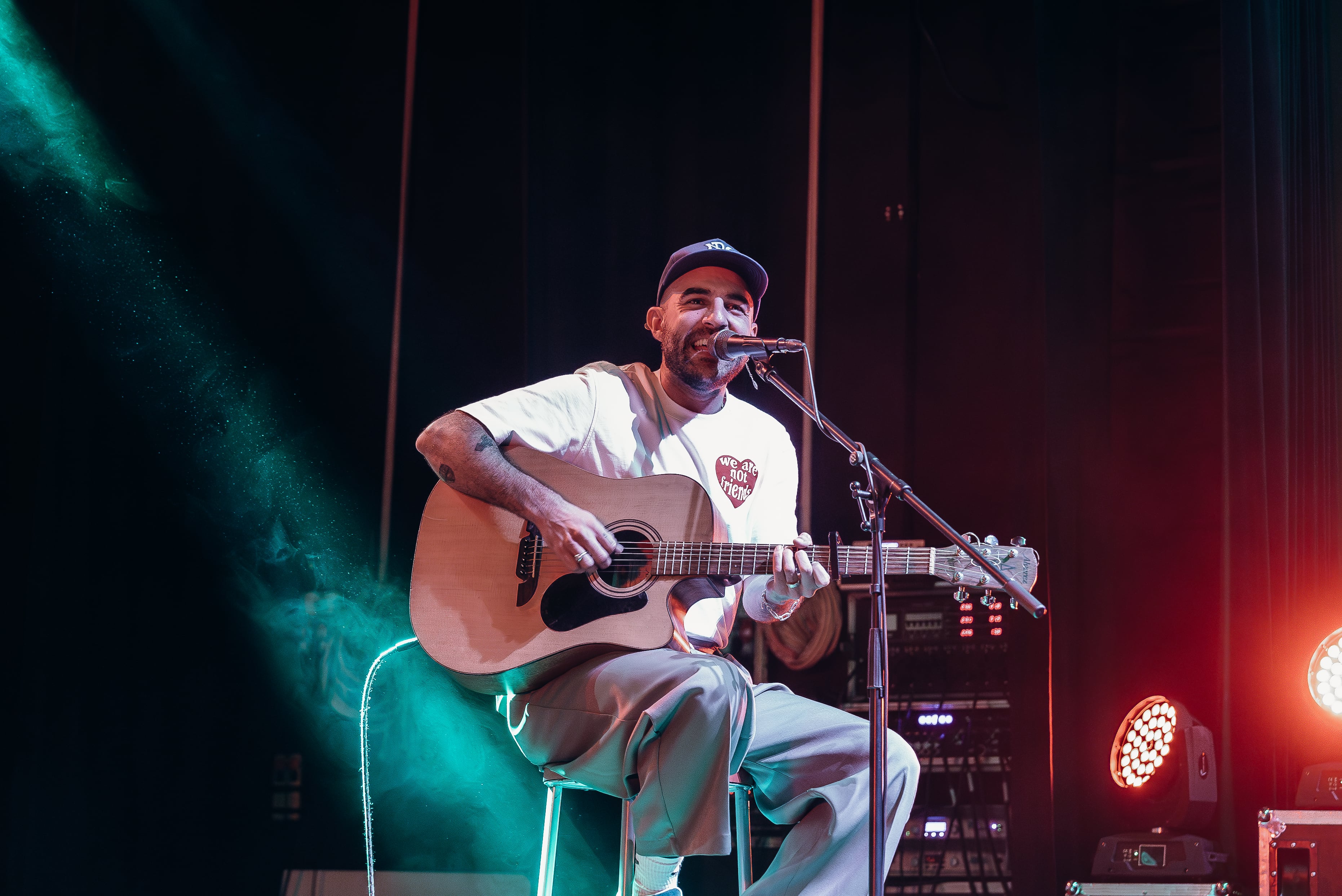 Que nadie subestime el poder de una guitarra. Nil Moliner es de esos artistas que puede hacer magia con ella y el pasado 9 de abril lo demostró en LOS40 Stage.