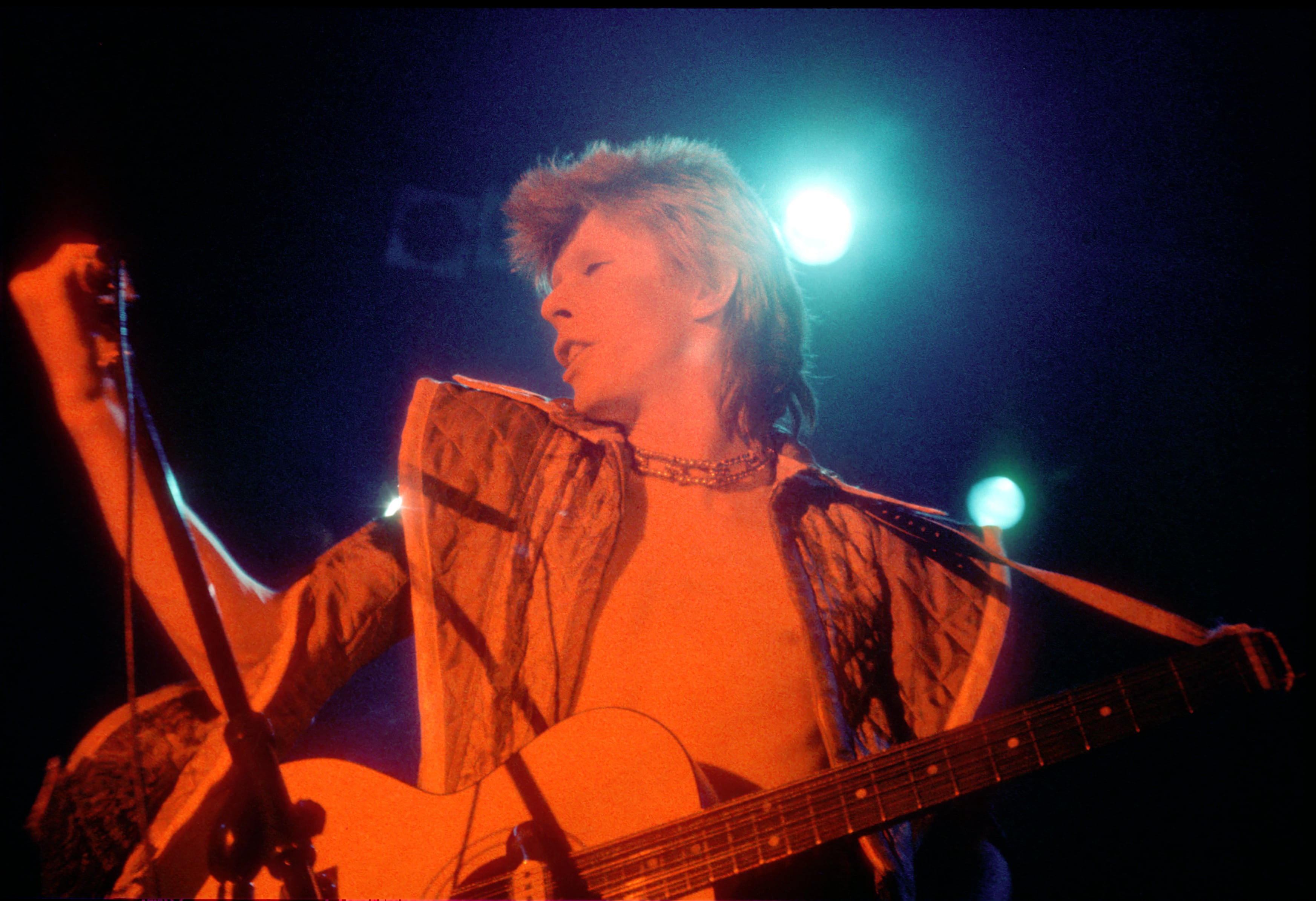 1973. David Bowie interpreta &#039;Ziggy Stardust&#039; durante un concierto en Los ángeles