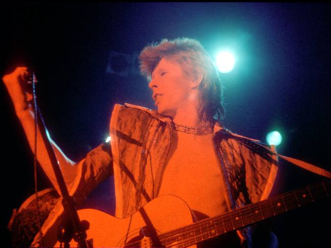 1973. David Bowie interpreta 'Ziggy Stardust' durante un concierto en Los ángeles
