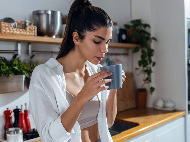 Una joven se toma su café matutino