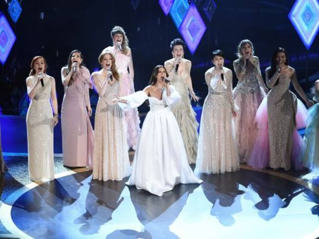 Idina Menzel (c) es acompañada de cantantes de todo el mundo, entre ellas la española Gisela