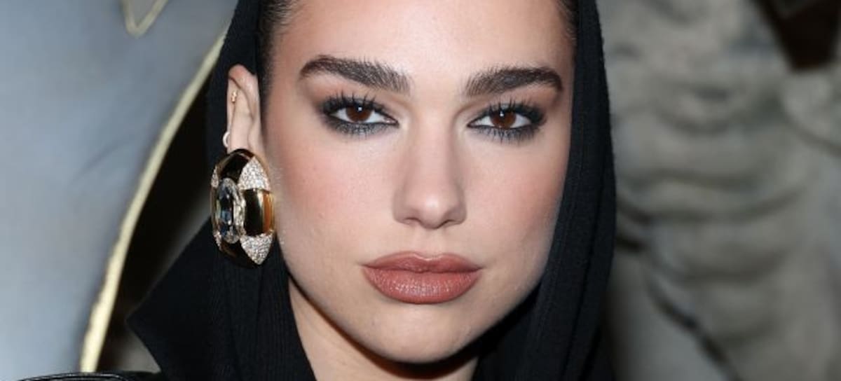 Dua Lipa en el desfile de Yves Saint Laurent en París.