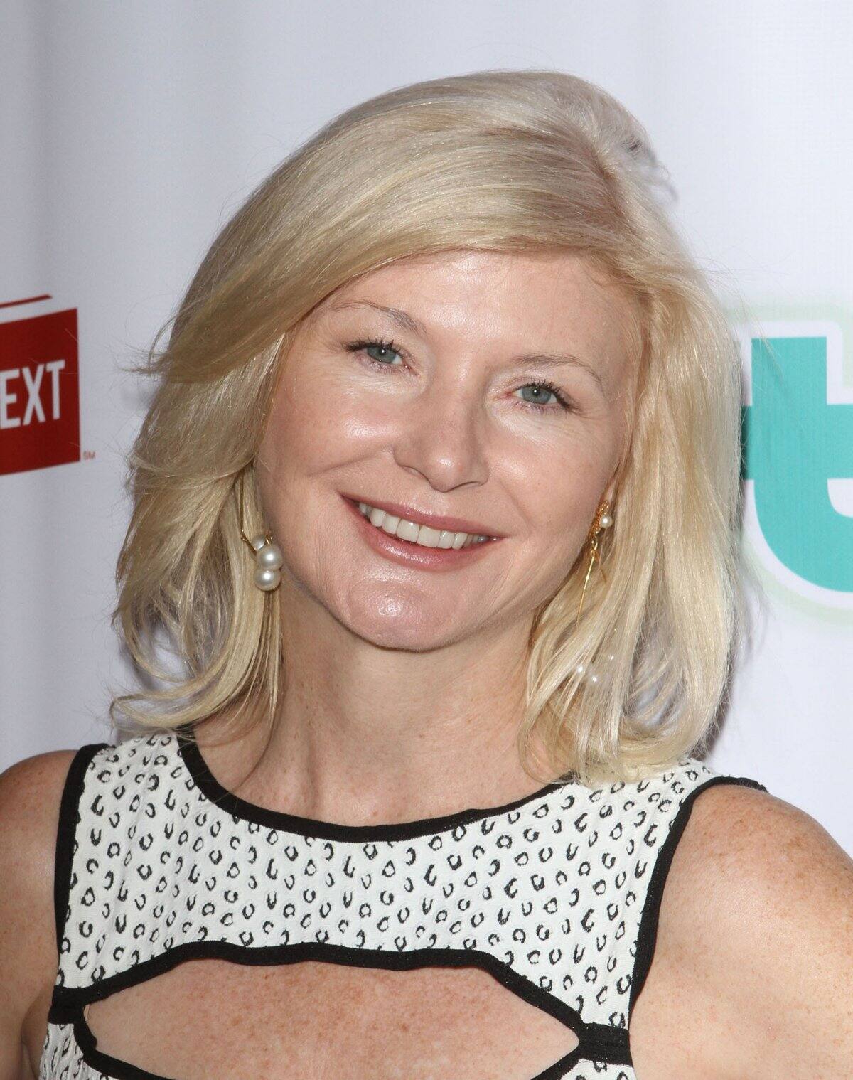 Beth Broderick, la Tía Zelda