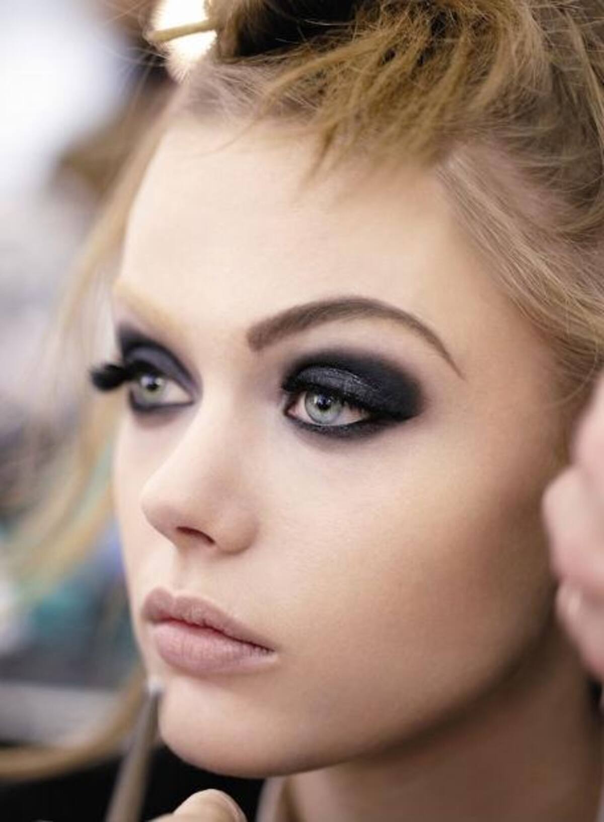 Resultado del maquillaje en tonos púrpura