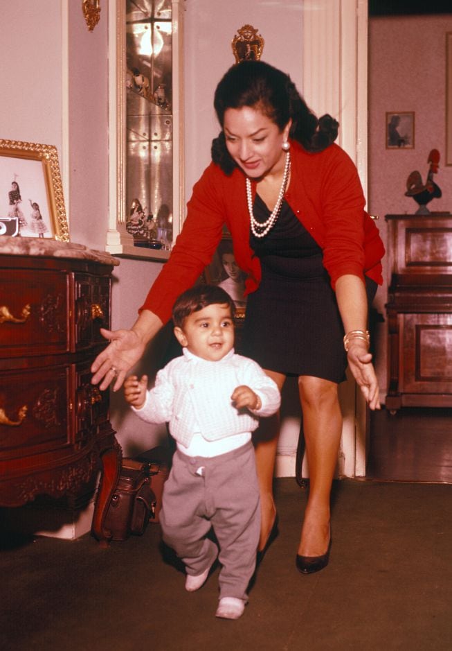 Lola Flores y su hijo Antonio en 1960.