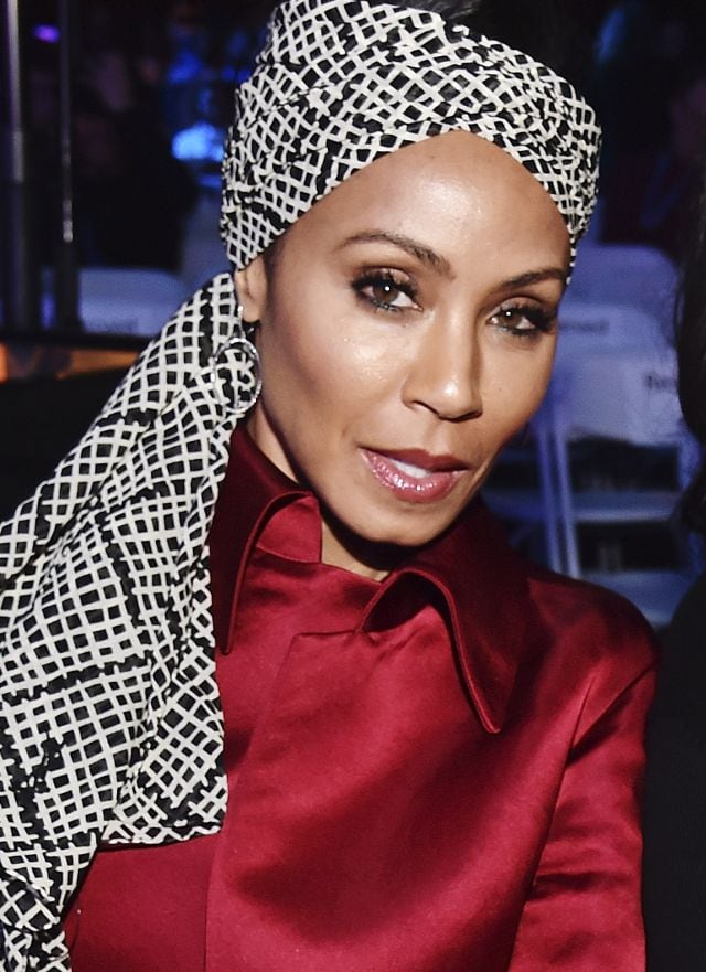 Jada Pinkett luce una gran variedad de pañuelos.