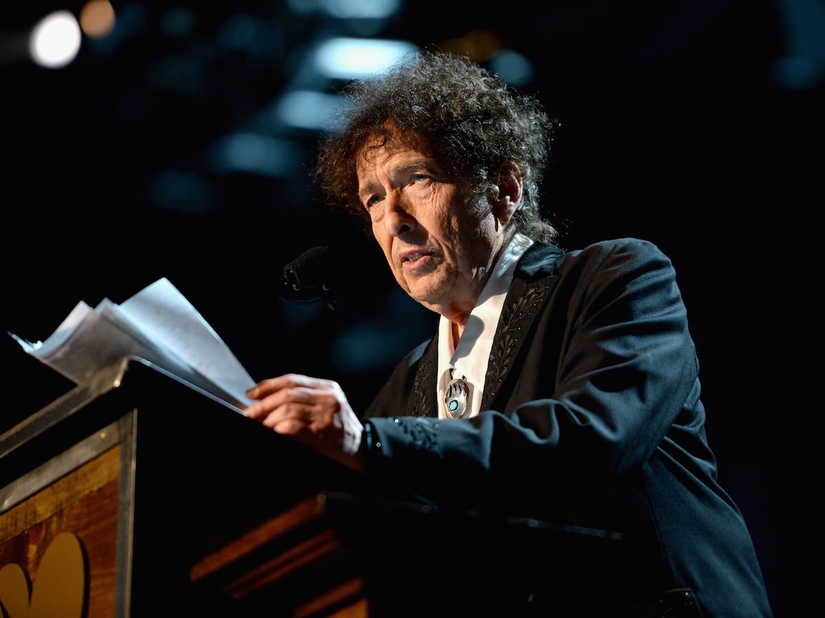 Diez años del Nobel de Literatura a Bob Dylan: ¿cómo acabó un cantante ganando el premio de los escritores?