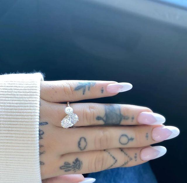 Así presumió su anillo de compromiso Ariana Grande