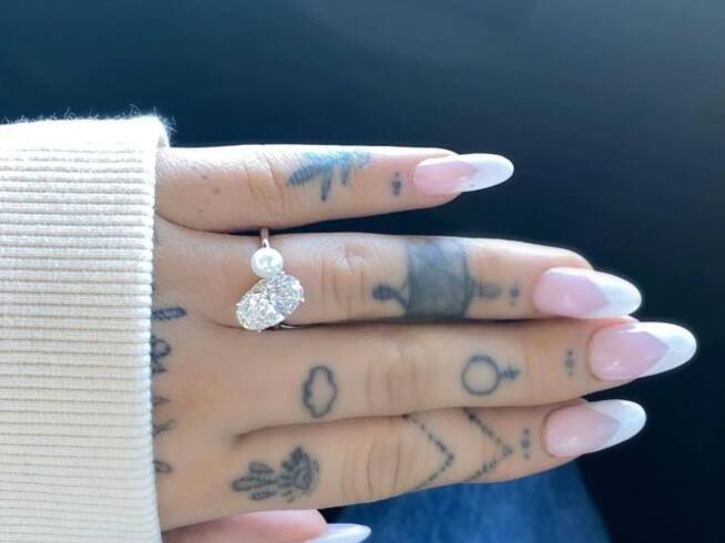 Así presumió su anillo de compromiso Ariana Grande