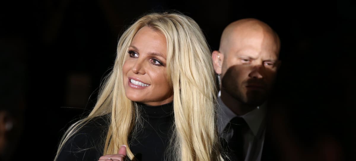 Britney Spears da explicaciones sobre el incidente en un avión por encender un cigarro en pleno vuelo.