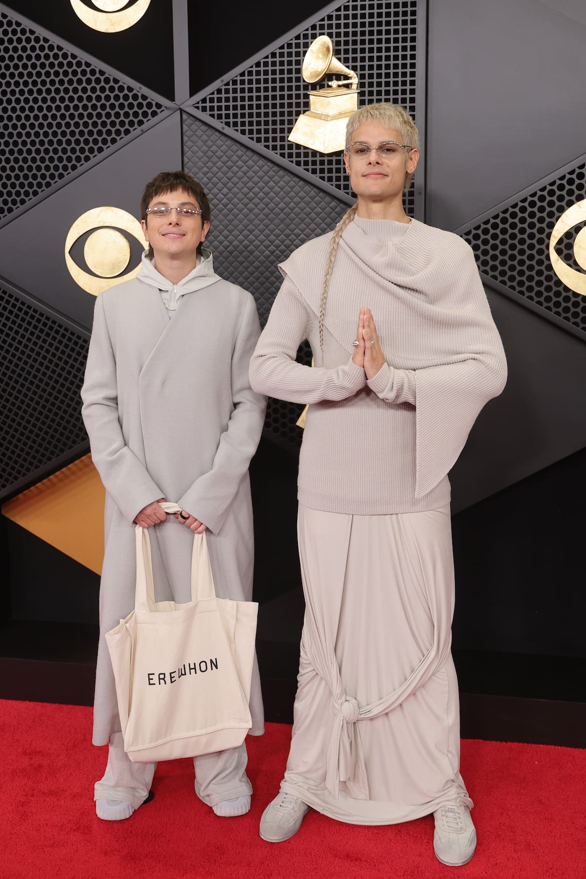 El dúo argentino, como ya hizo en los Grammy Latinos, no pasó desapercibido con su look. En esta ocasión en un gris monocromo que le daba un aura a secta.