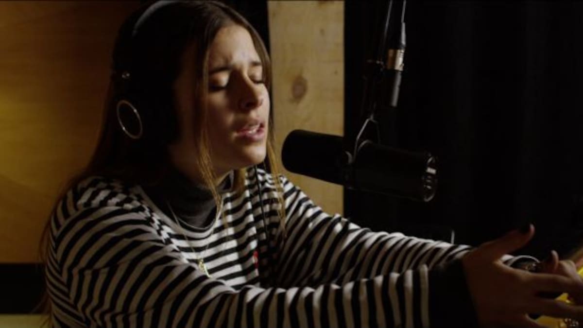 Dora, la hija de Bimba Bosé, versiona Desperado de Rihanna