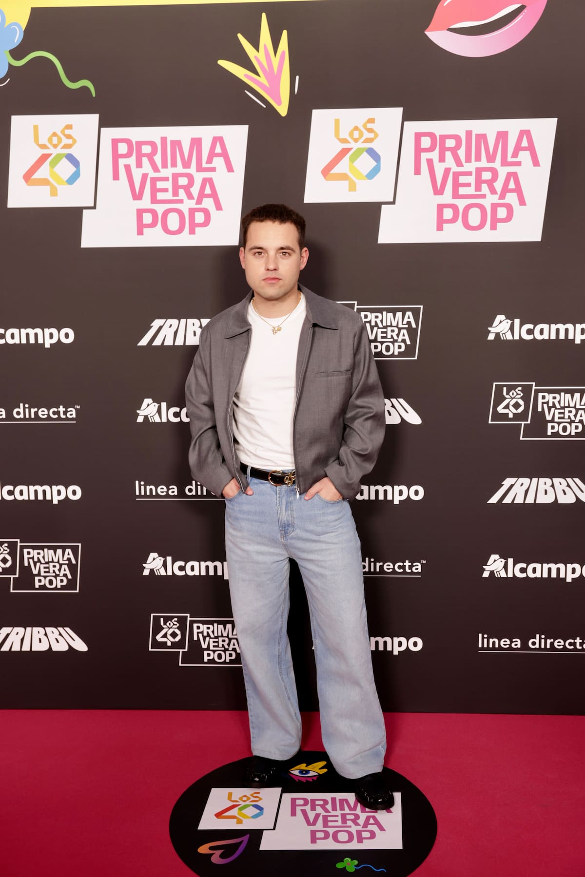 EL artista es fiel a su estilo y nos flipa. El cantante va muy vintage con la combinación de esta chaqueta en gris y los vaqueros claros.