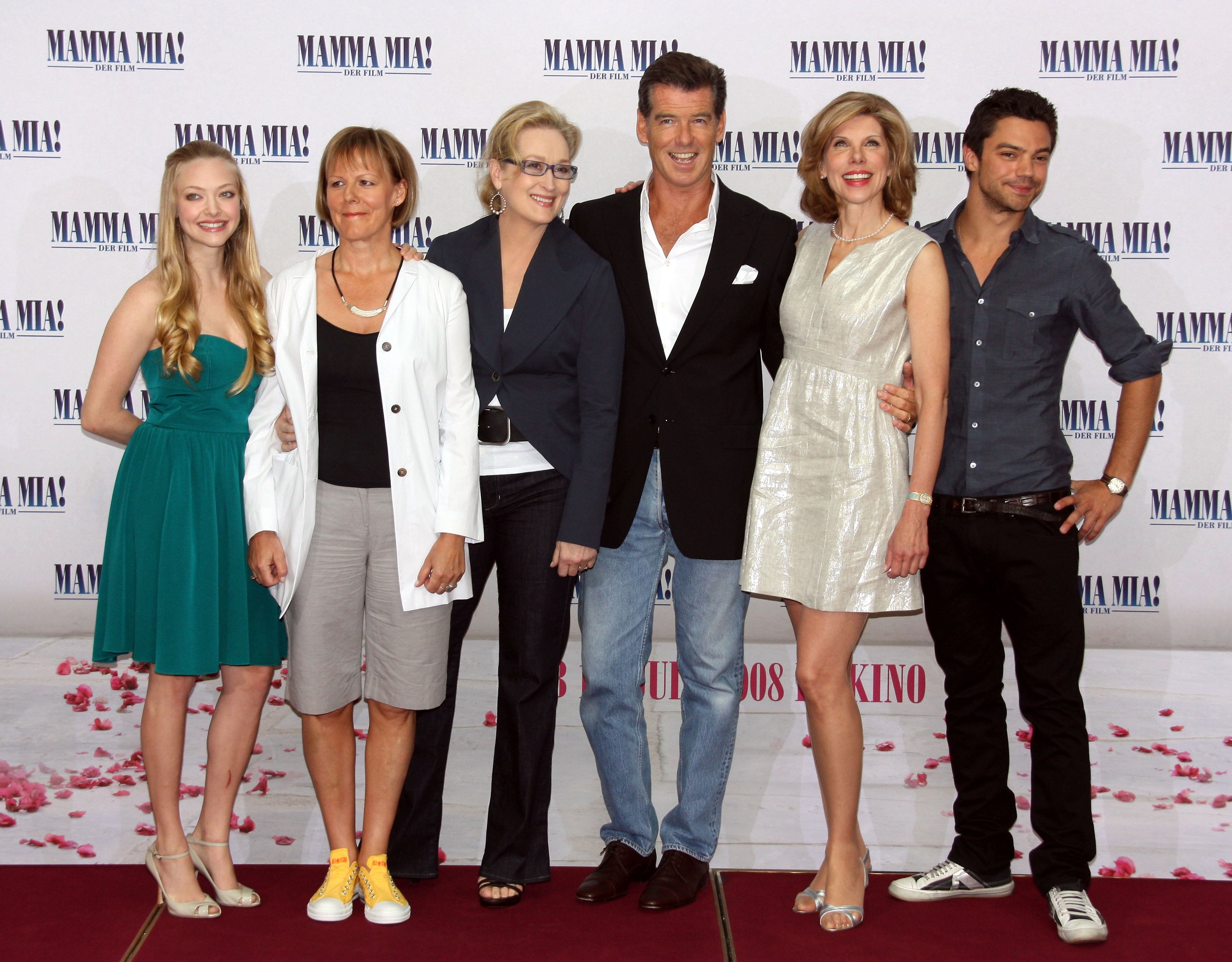 Amanda Seyfried, Phyllidia Lloyd, Meryl Streep, Pierce Brosnan, Christine Branski y Dominic Cooper en la premiere de 'Mamma Mia!'