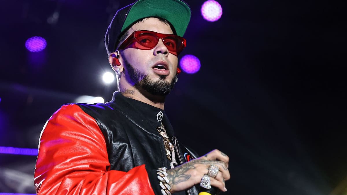 El incidente de Anuel AA en España que ha salpicado a Karol G: “La tonta esta de la peluca azul”
