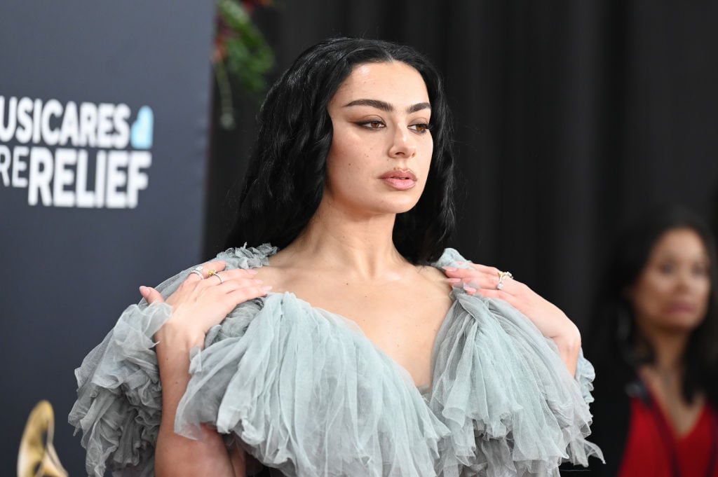 Charli XCX en la 67ª edición de los premios GRAMMY, celebrada en el Crypto.com Arena el 2 de febrero de 2025 en Los Ángeles, California