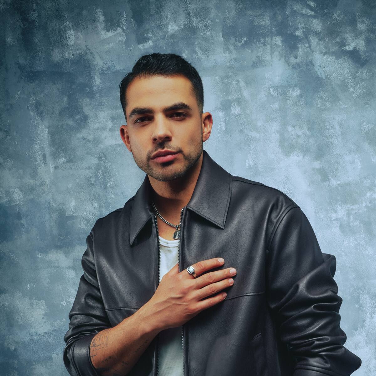 40 cosas sobre Juan Palau, el actor y cantante colombiano que interpreta a Drama Key en 'La Reina del Flow'
