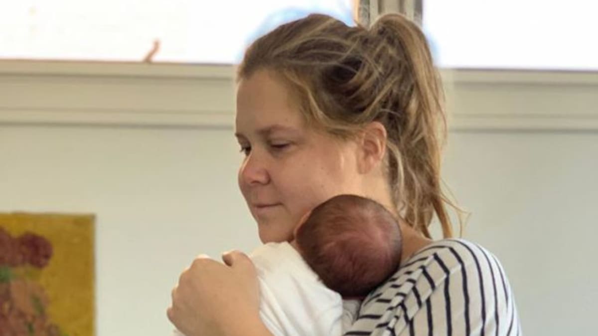 Amy Schumer, otra celeb que se une a la normalización de la lactancia materna