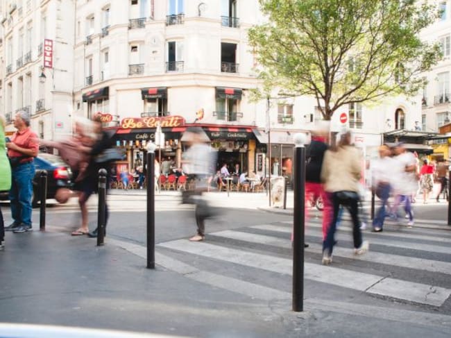 Peatones borrosos jugando con la velocidades de obturación.