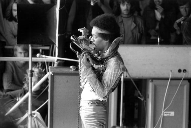 Jimi Hendrix toca su mítica guitarra Fender Stratocaster con los dientes, en un concierto en Alemania en 1970.