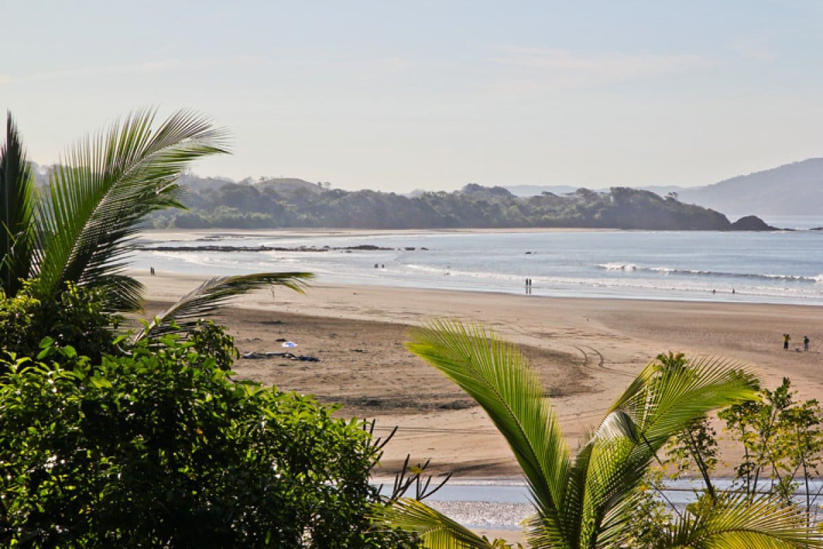 Santa Catalina uno de los más importantes puertos para visitar el Parque Nacional Coiba. Es uno de los destinos favoritos de los que practican surf, tienes una gran variedad de hoteles para escoger. La playa se encuentra localizada en el distrito de Soná, provincia de Veraguas, aproximadamente a 110 kilómetros de Santiago de Veraguas. Santa Catalina es reconocida por ser una de las mejor playas para la práctica del surf de Centroamérica. También es famosa por su buceo debido a la claridad de sus aguas y la increíble cantidad de vida marina encontrada en esa área. La playa se encuentra directamente en el pueblo en el final de la carretera asfaltada. La parte de la playa tiene fondo rocoso pero la parte mayor tiene fondo de arena negra. La playa misma es plana y el mar poco profundo. En Santa Catalina encontrarás muchísimos hoteles y restaurantes a buen precio.