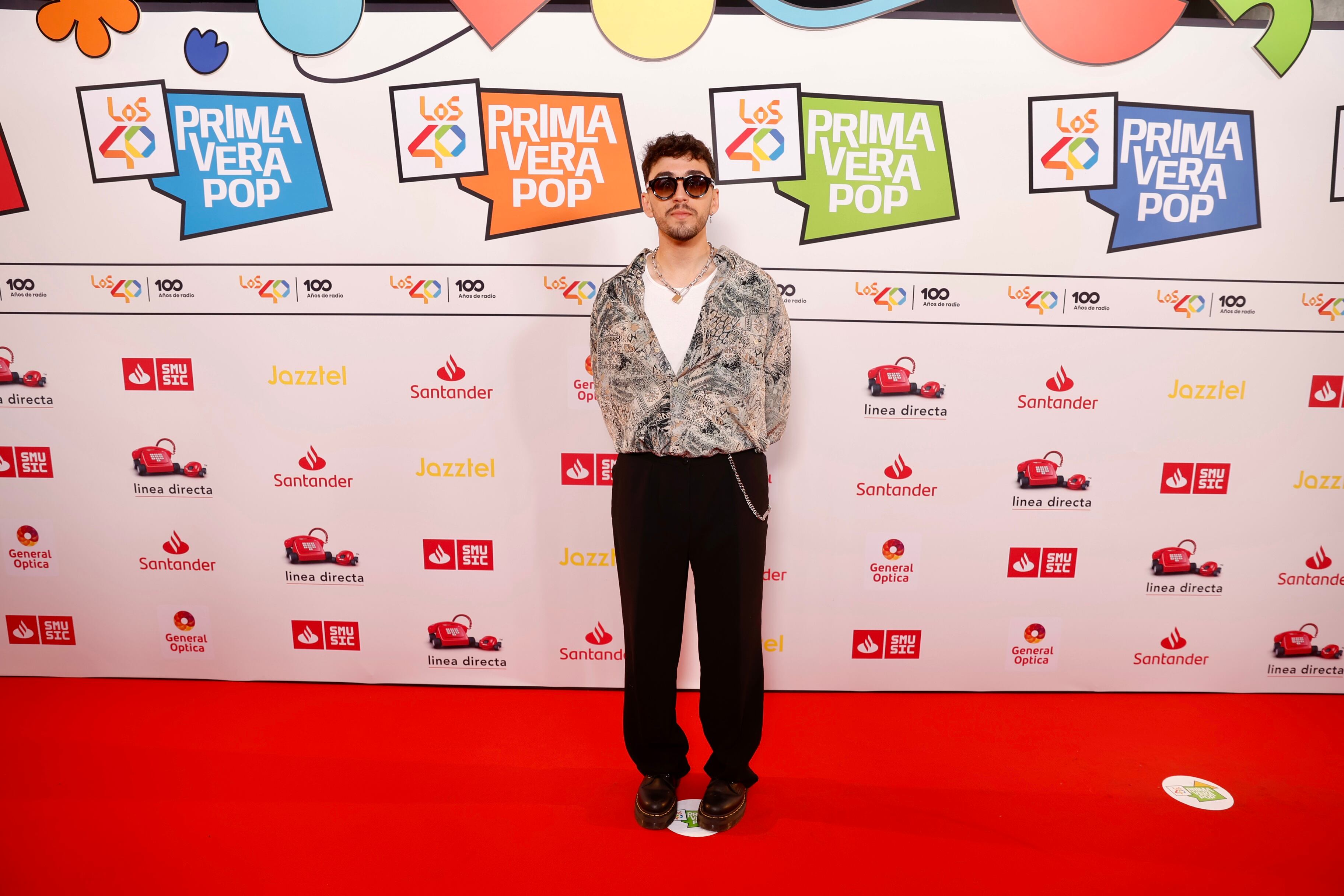 Álex Márquez ha llegado sin Denna a LOS40 Primavera Pop, algo tendría para perderse la fiesta, pero no le han faltado amigos para compartir la noche. Eso sí, vamos a pedirle que la próxima vez sin gafas de sol.