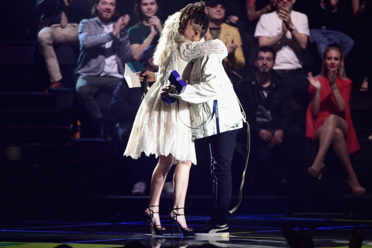 Zara Larsson recibiendo su premio de Jaden Smith