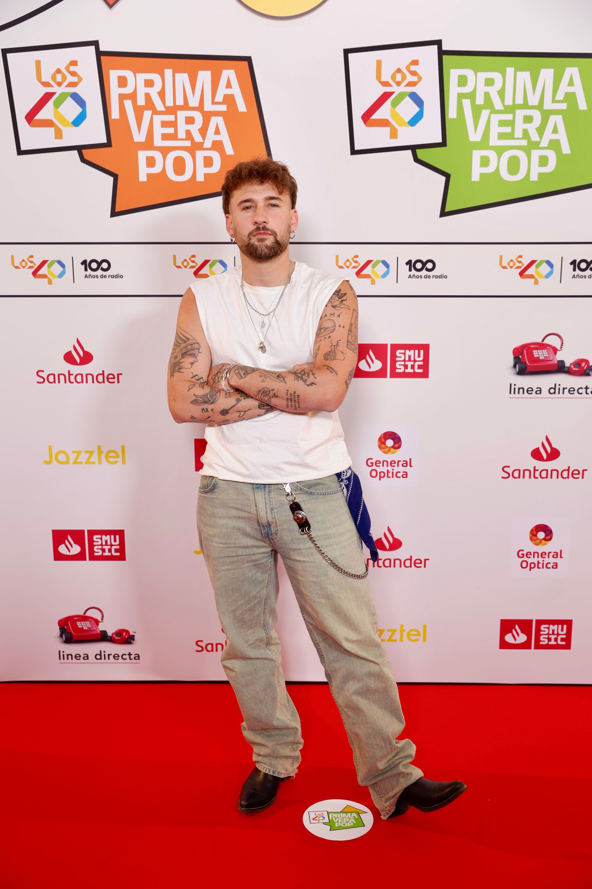 Antes de presentar La Jauría, Dani Fernández se hará una gira de festivales y no podía faltar el nuestro. El papi rockero llegaba con un look fiel a su estilo y con pocas ojeras, así que, el bebé debe ser bueno.