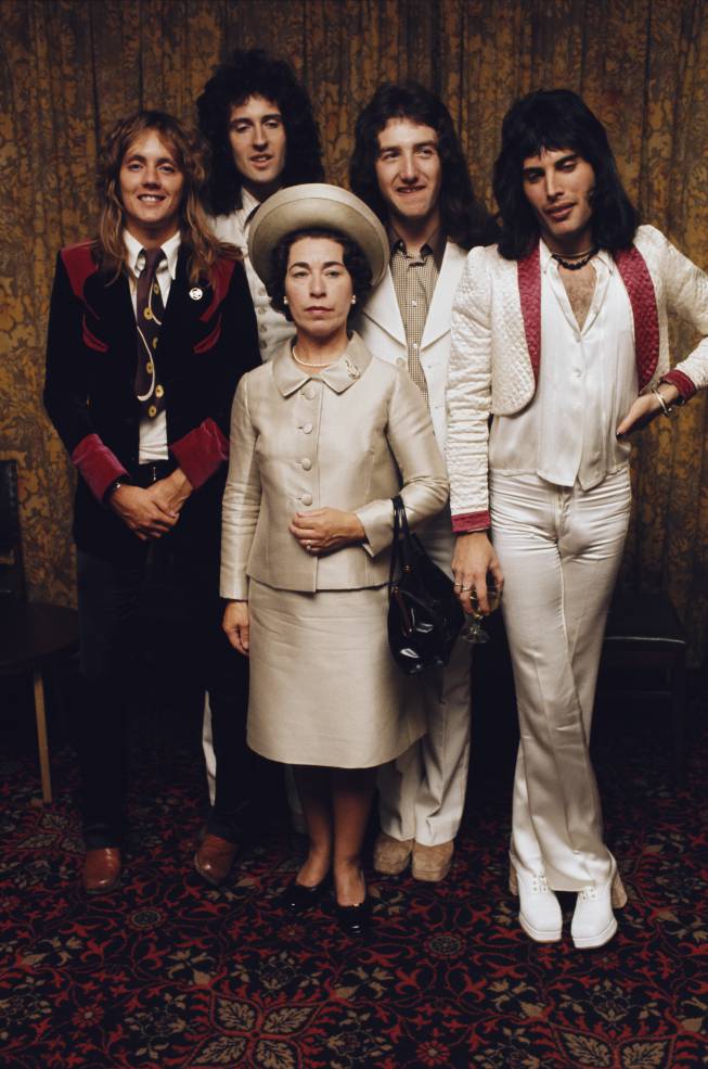 Queen, posando con la actriz Jeannette Charles, caracterizada como la Reina Isabel II.