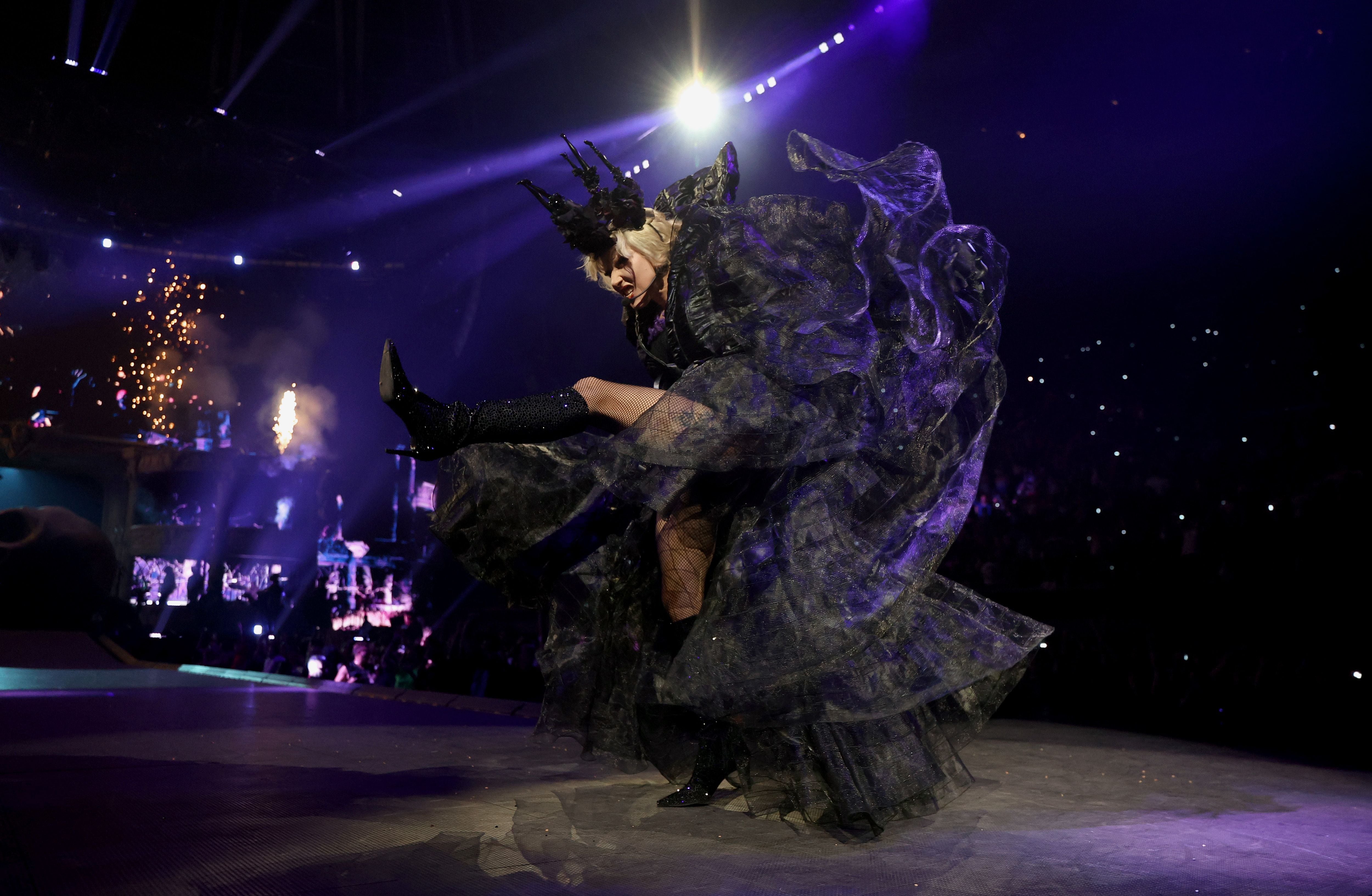 Lady Gaga actúa en el escenario durante la gira The MAYHEM Ball Tour en el Kia Forum el 28 de julio de 2025 en Inglewood, California.
