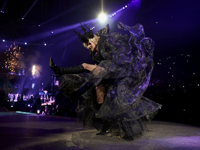 Lady Gaga actúa en el escenario durante la gira The MAYHEM Ball Tour en el Kia Forum el 28 de julio de 2025 en Inglewood, California.