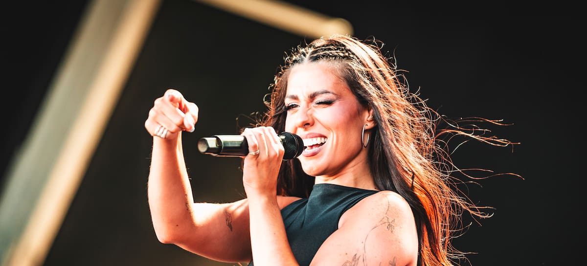 Miriam Rodríguez en concierto durante el Morriña Fest 2025.