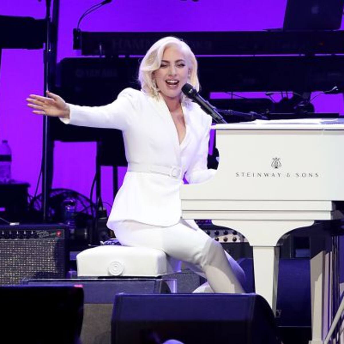 ¿Lady Gaga se comprometió con su novio?