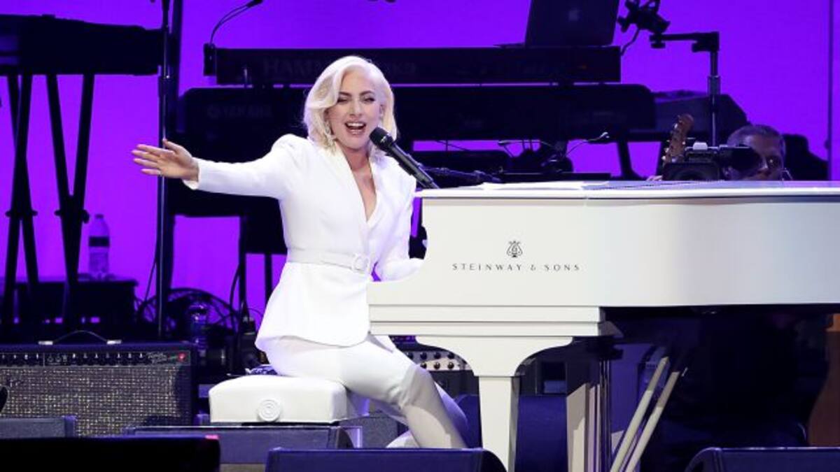 ¿Lady Gaga se comprometió con su novio?