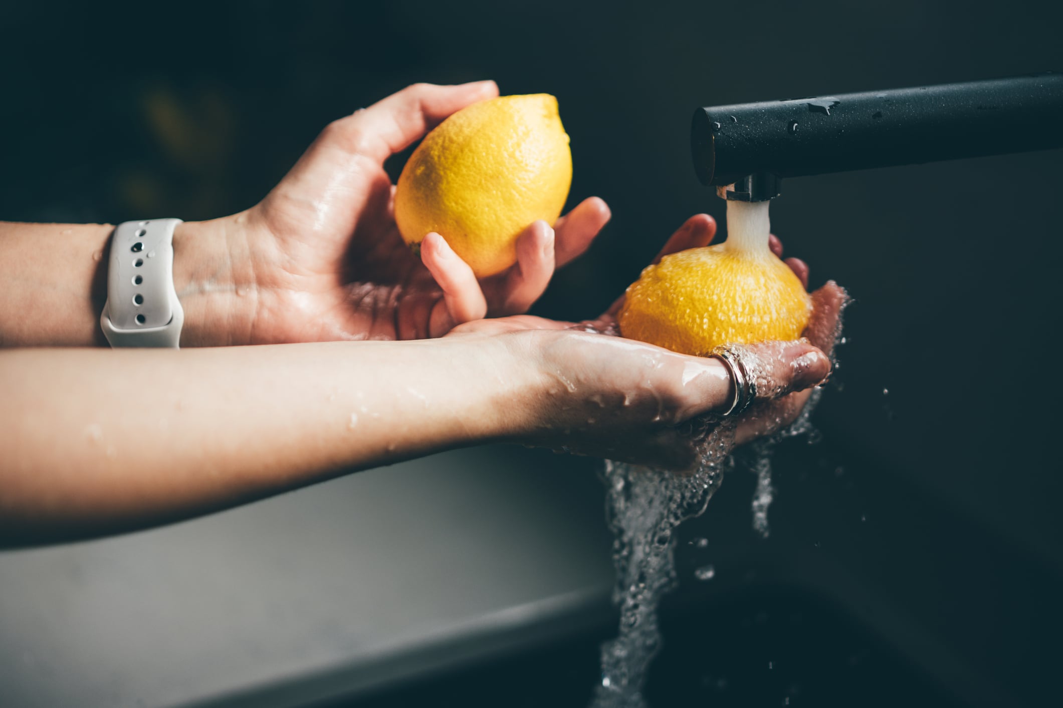 Cómo lavar los limones