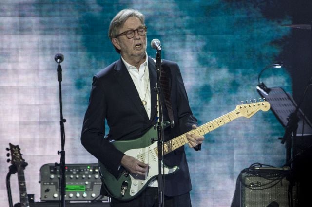 Eric Clapton cantando en un show antes de la pandemia.