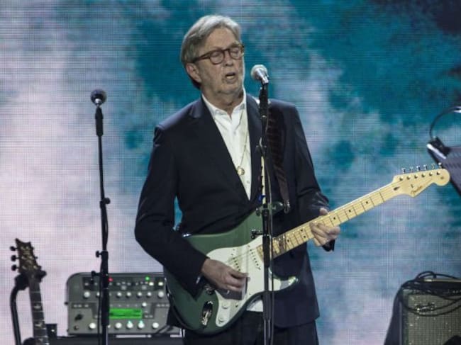 Eric Clapton cantando en un show antes de la pandemia.