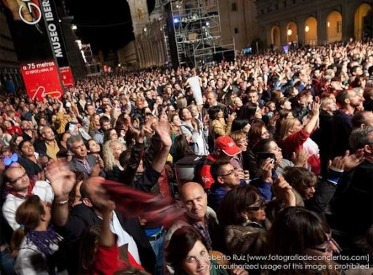 Zaragoza 40 Pilipop. Así de concurrido estaba el ambiente para ver las actuaciones de Melendi y Almas Mudas. FOTO: Roberto Ruiz
