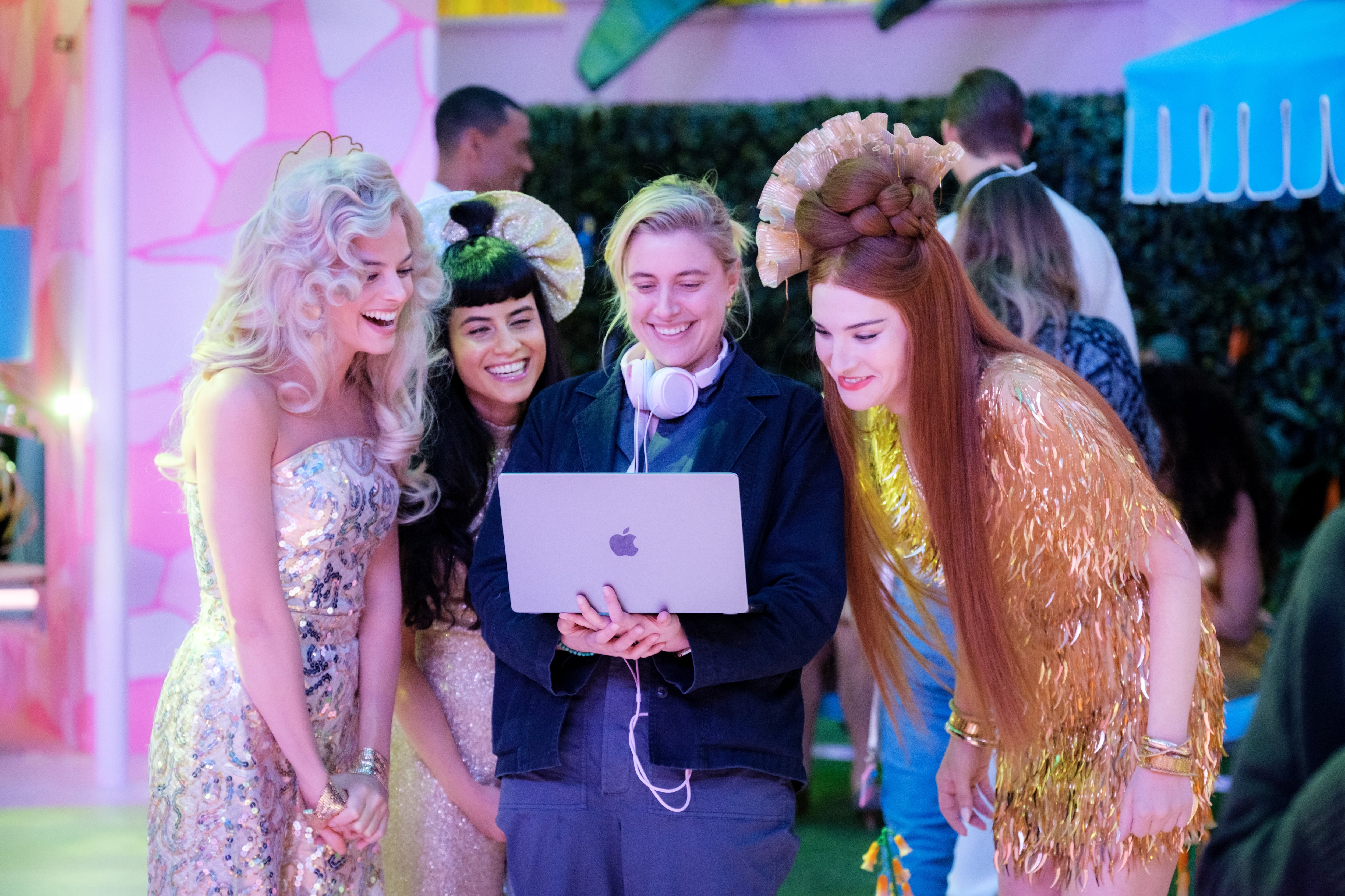 Greta Gerwig y sus &#039;Barbies&#039; en el set de la pelicula.