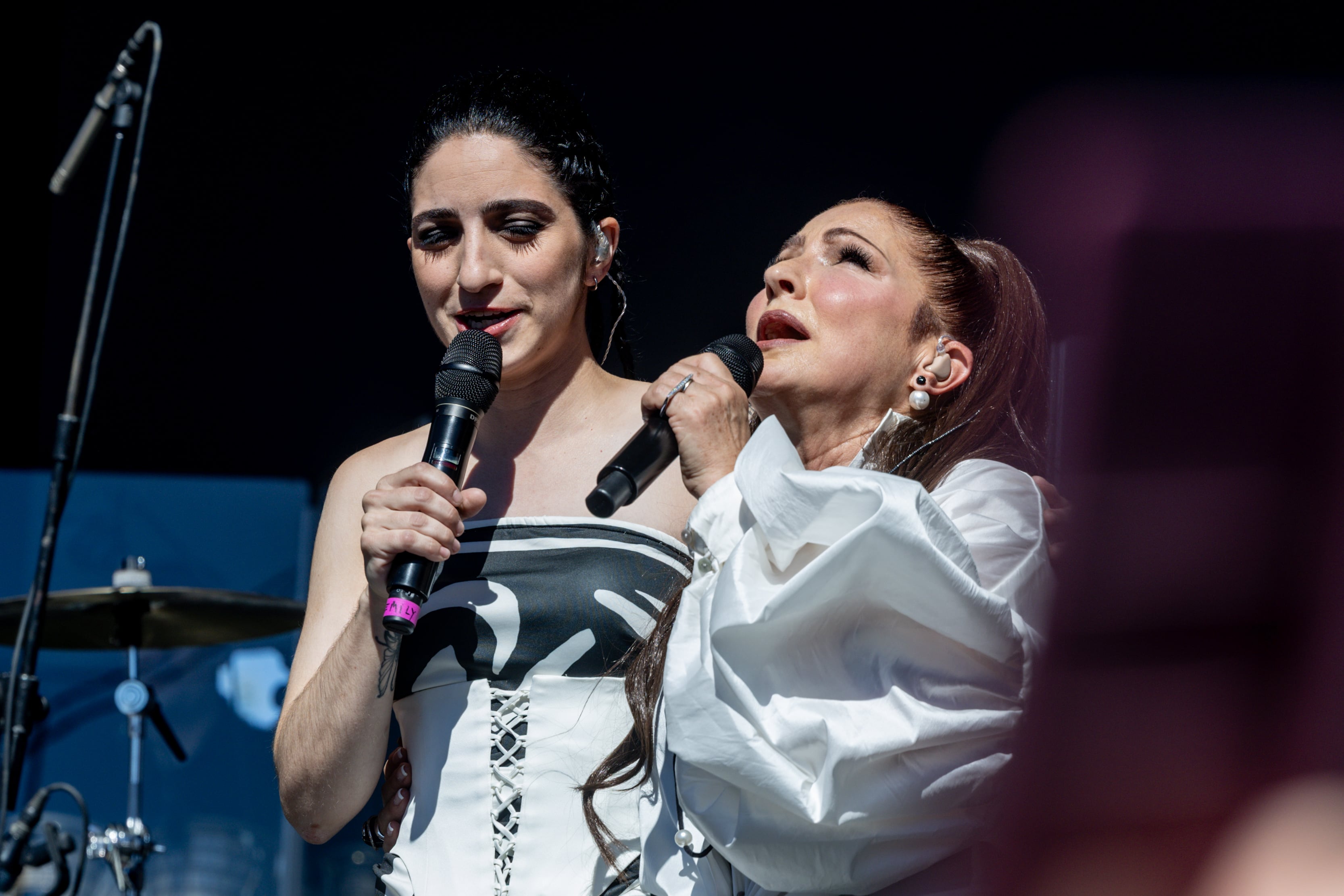 Emily Estefan y Gloria Estefan durante el concierto en Madrid.
