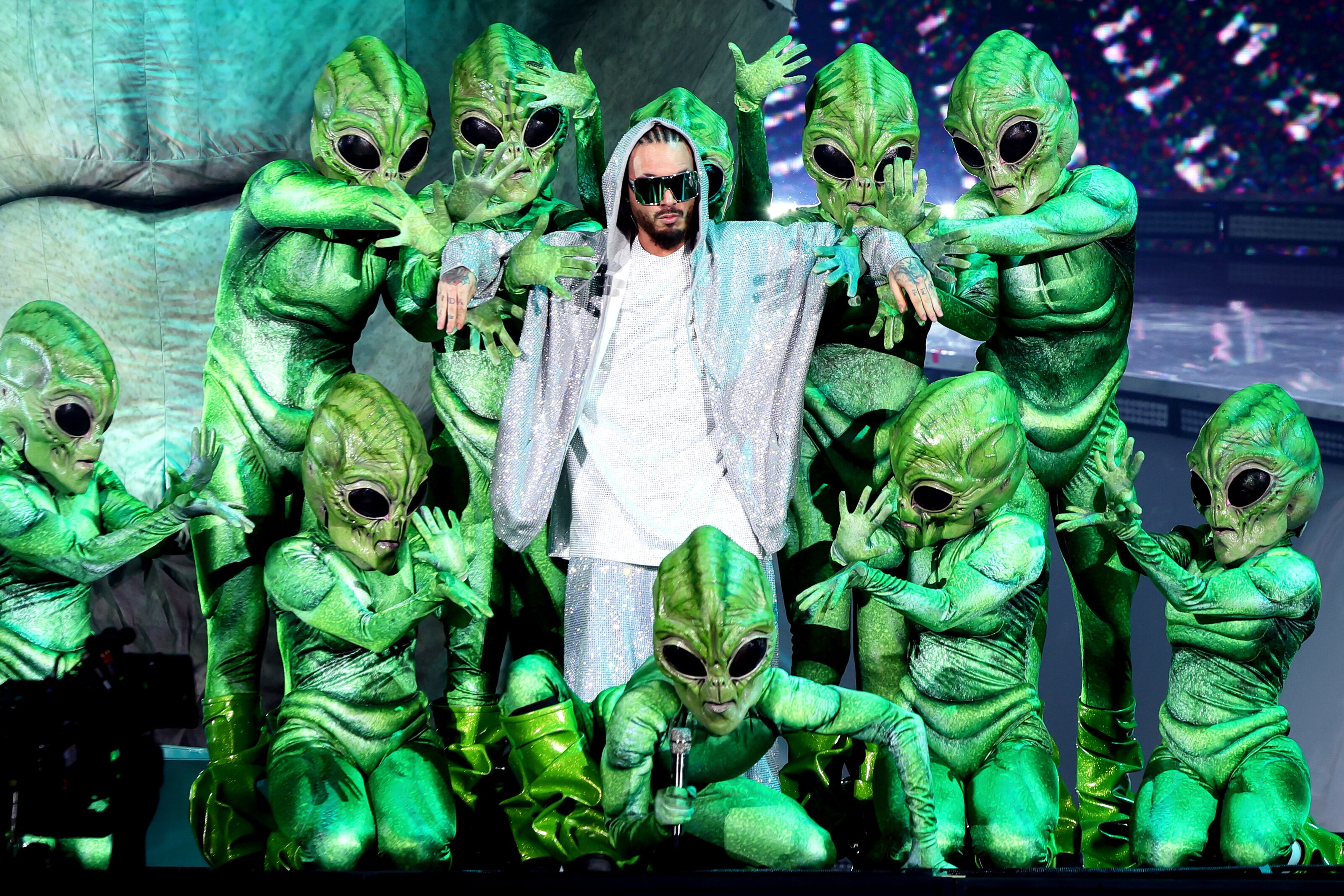 J Balvin volvió al Coachella Fest, en esta ocasión en su versión más extraterrestre. Teniendo en cuenta que su invitado era Will Smith que cantó 'Men in Black' no podían faltar los alienígenas.