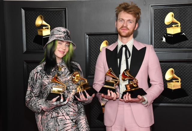 Billie Eilish y Finneas con sus premios.