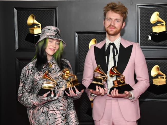 Billie Eilish y Finneas con sus premios.