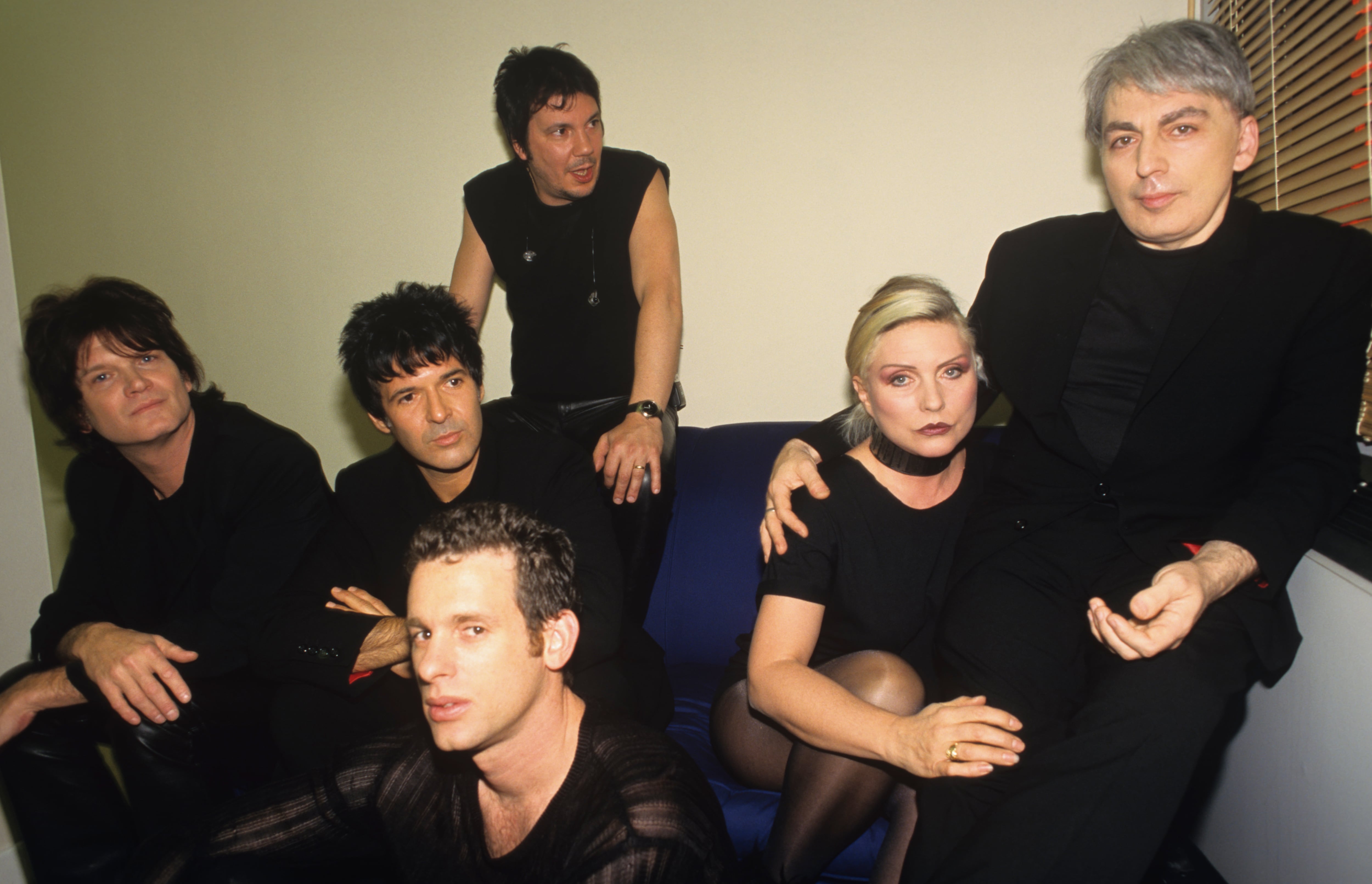 De izquierda a derecha: Leigh Foxx, Clem Burke, Paul Carbonara (más al frente), Jimmy Destri, Debbie Harry y Chris Stein de Blondie, retratados en el backstage de un concierto en 1999. (Photo by Patrick Ford/Redferns)