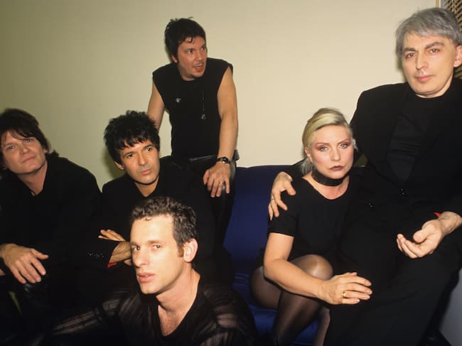 De izquierda a derecha: Leigh Foxx, Clem Burke, Paul Carbonara (más al frente), Jimmy Destri, Debbie Harry y Chris Stein de Blondie, retratados en el backstage de un concierto en 1999. (Photo by Patrick Ford/Redferns)