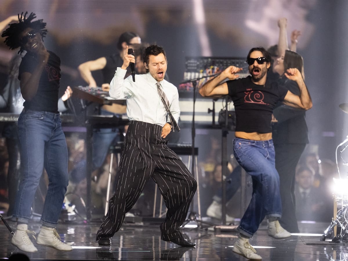 Harry Styles saca sus pasos prohibidos al ritmo de 'Aperture': así ha sido su explosiva actuación